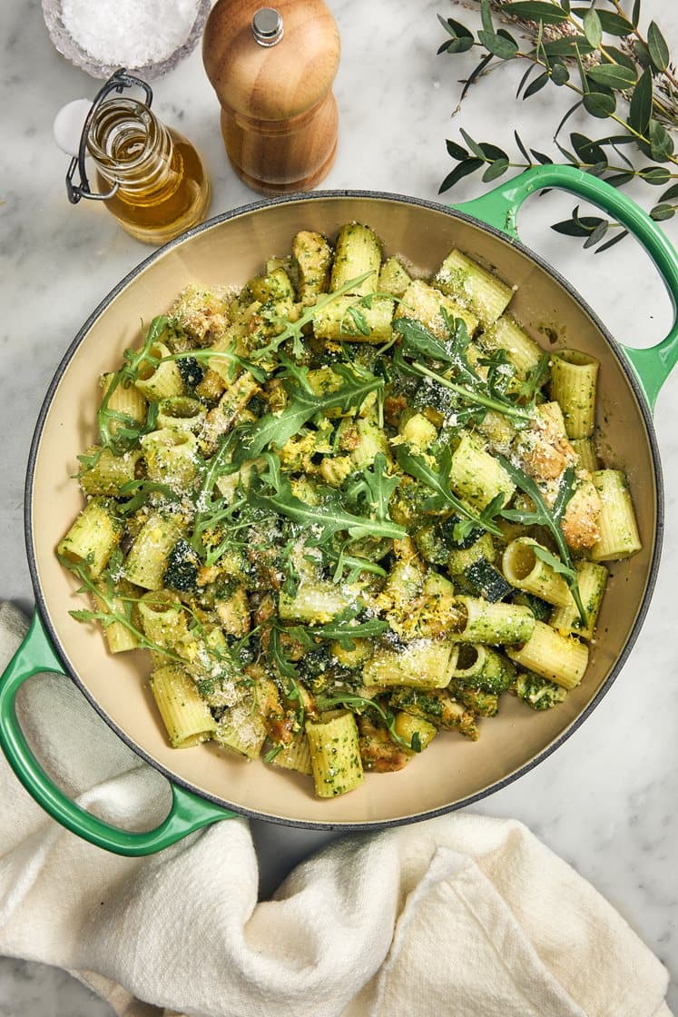 Grön vårpasta med kyckling, ruccolapesto och citron