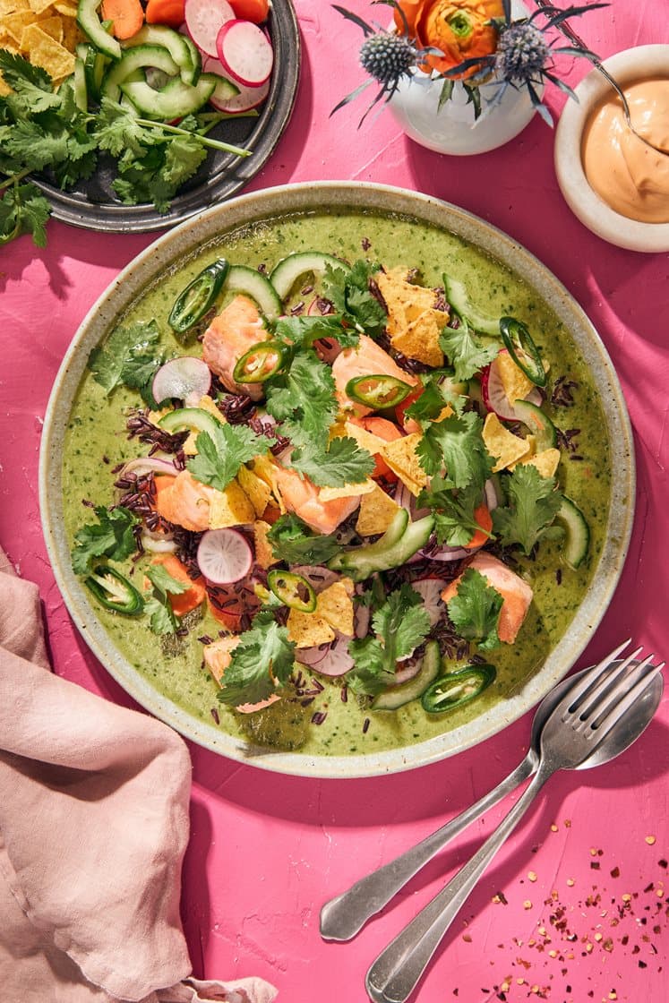 Limemarinerad lax med salsa aguachile, tortillachips och svart ris