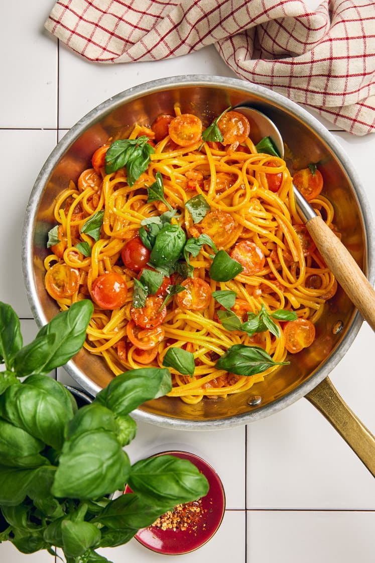 Linguine med krämig bacon- och saffransås, färsk basilika och chili 