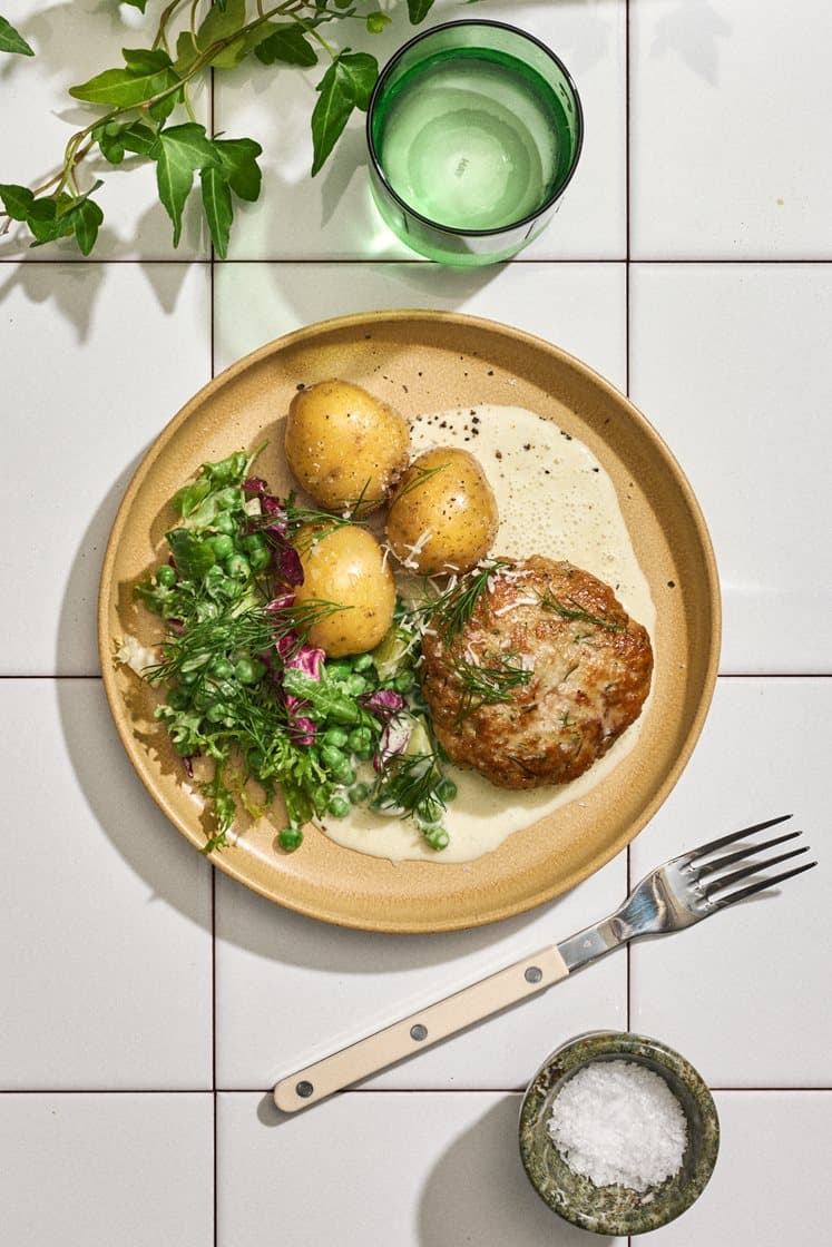 Dillkryddade clariasbiffar med pepparrotssås och sallad på gröna ärtor och gurka