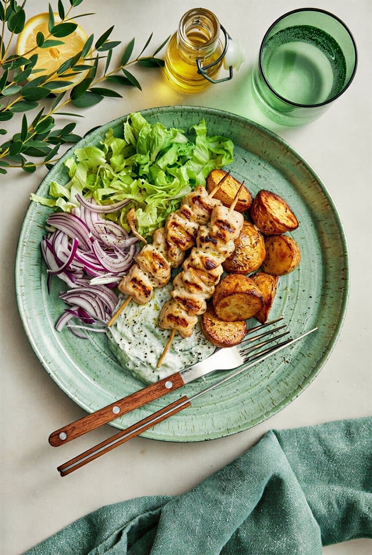 Kycklingsouvlaki med citron, timjan, tzatziki och rostad potatis