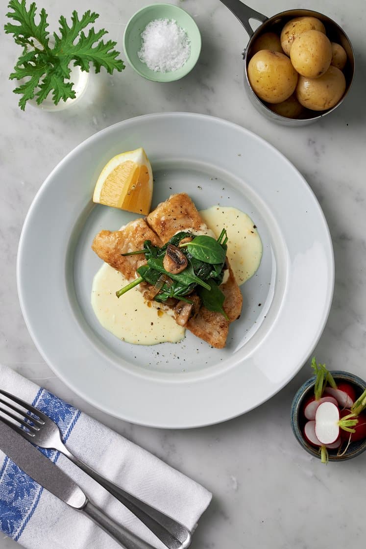 Smörstekt torsk med citronsås, champinjoner och babyspenat