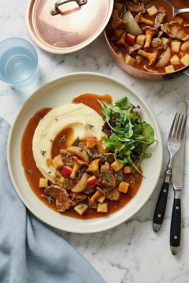 Höstgryta med tunnskuret fläsk, kantareller, äpple och potatismos