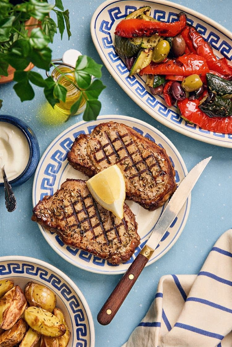 Grillad fläskkotlett med grekisk zucchinisallad och vitlökssås