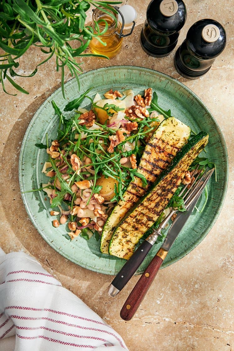 Fransk potatissallad med grillad zucchini och valnötter