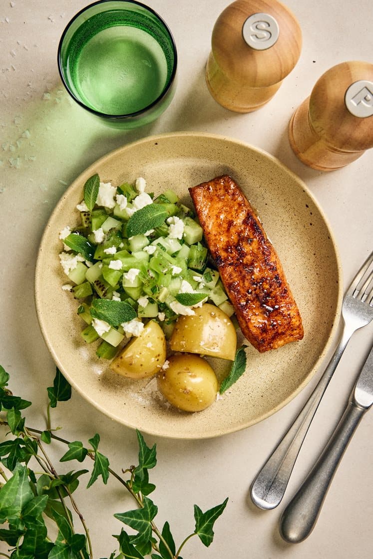 Kryddstekt laxfilé med kiwi- och fetaostsalsa, mynta och kokt potatis