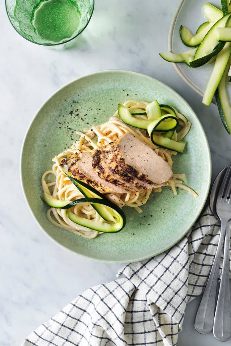 Krämig linguine med grillad kycklingfilé och rimmad zucchini