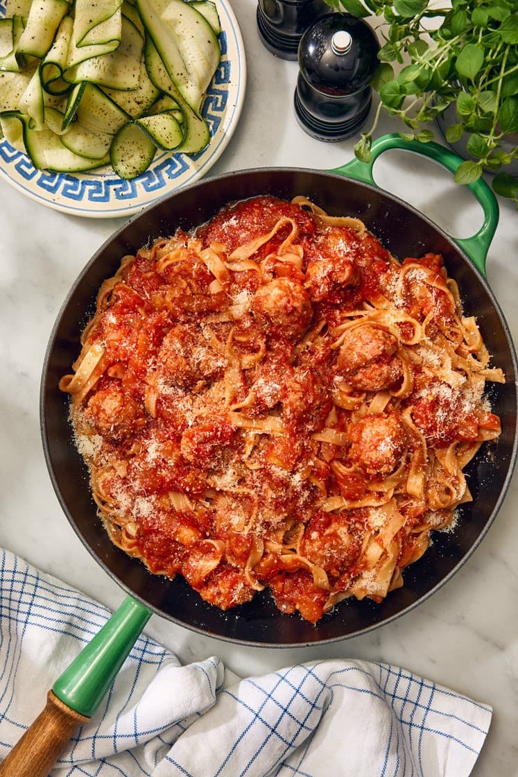 Italienska salsicciaköttbullar i örtig tomatsås med tagliatelle