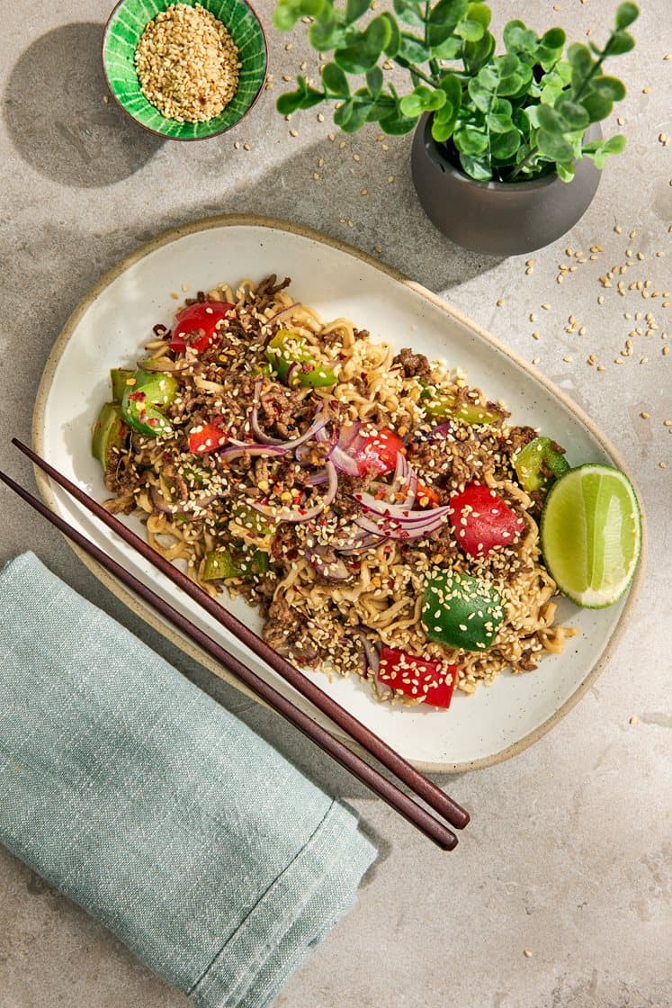 Hongkong noodles med sesamstekt nötfärs, ingefära och lime