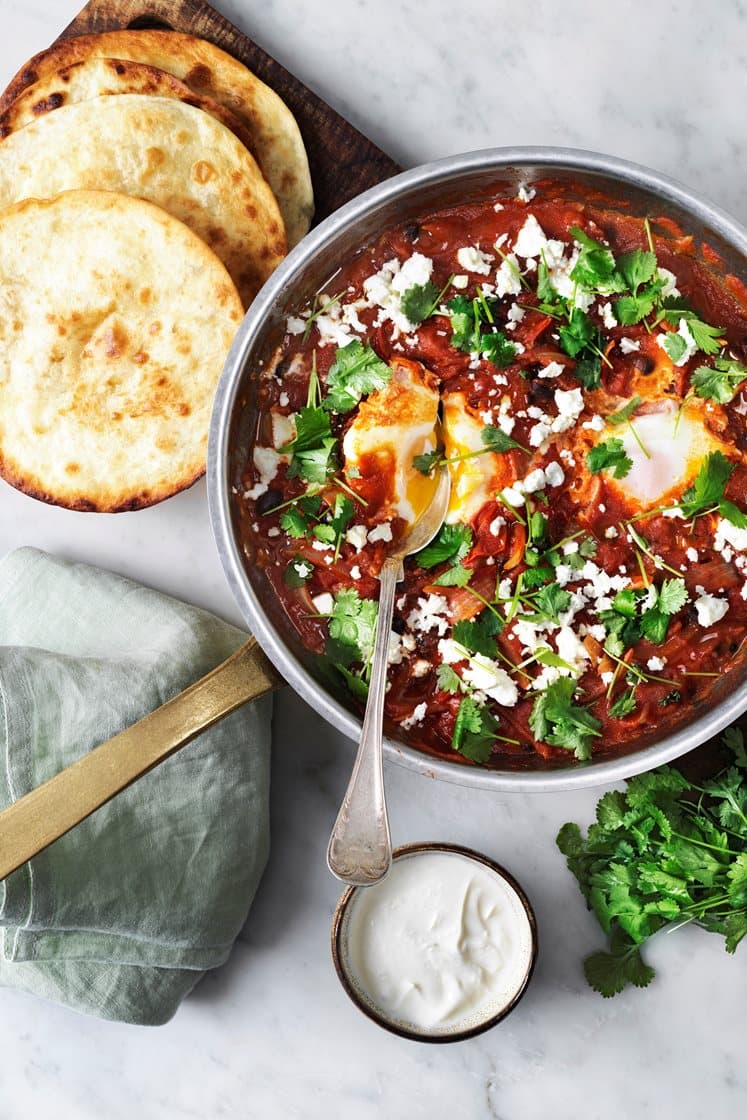 Huevos rancheros med fetaost, koriander och krispig tortilla