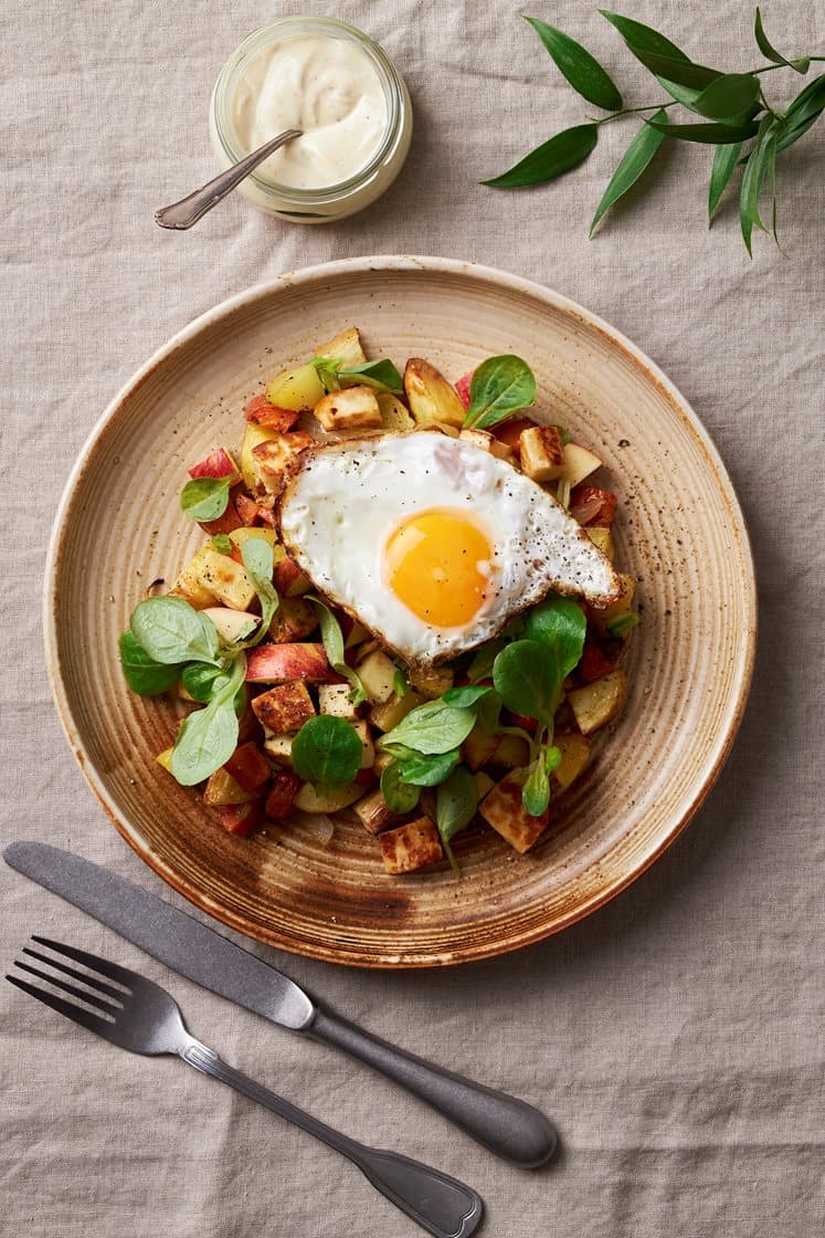 Rotfruktspytt med äpple, halloumi och stekt ägg