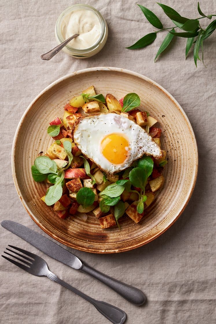 Rotfruktspytt med äpple, pannoumi och stekt ägg