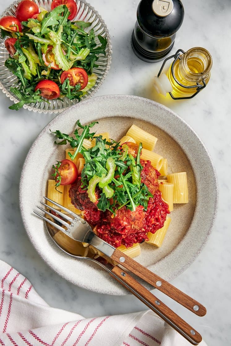 Köttbullar i tomatsås med mezze maniche, cocktailtomater och ruccola