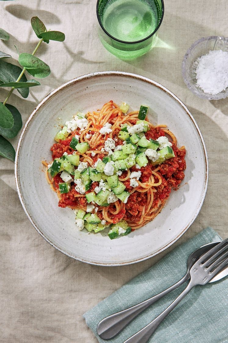 Spaghetti arrabiata med kalkonfärs och fetaost