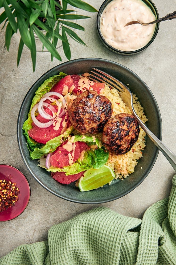 Färsbiffar med grapefruktsallad och couscous