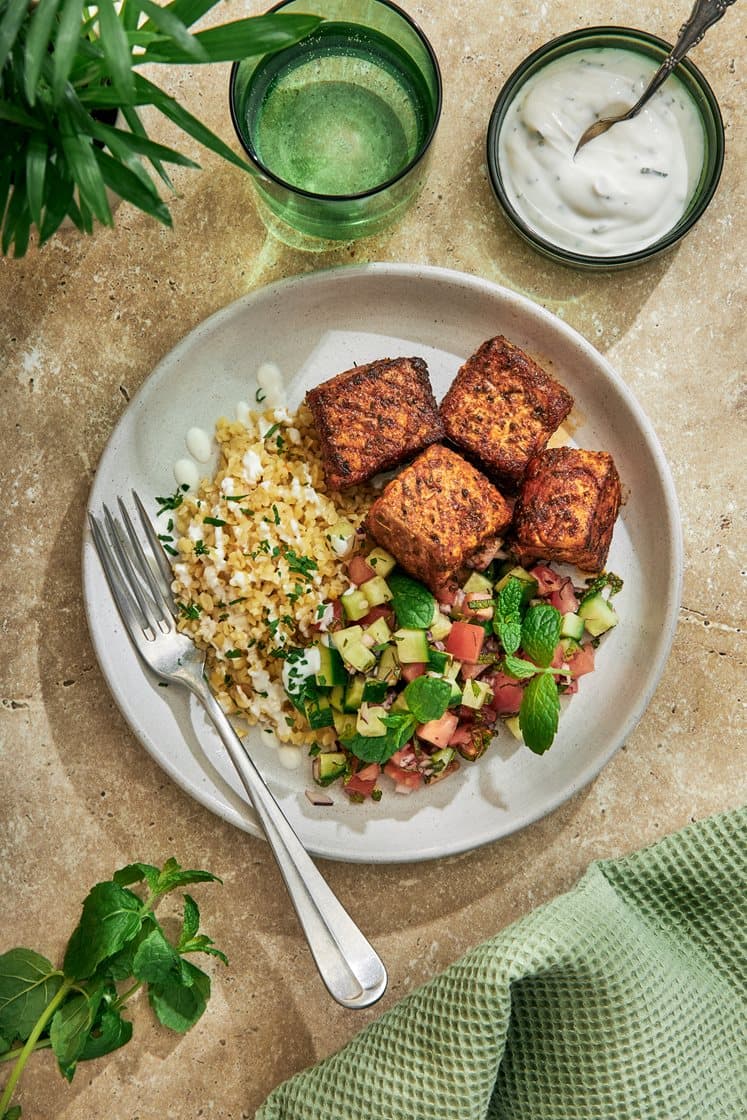 Kryddstekt lax med shirazisallad, myntayoghurt och bulgur 