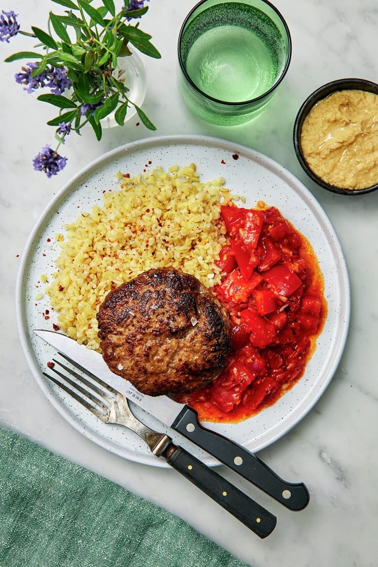 Orientaliska pannbiffar med sesamhummus och bulgur