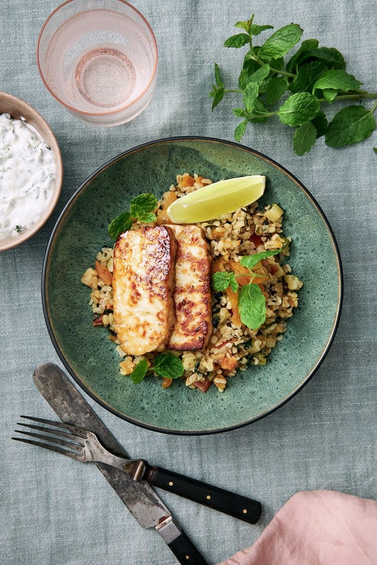 Tunisisk bulgursallad med citronstekt halloumi och myntayoghurt