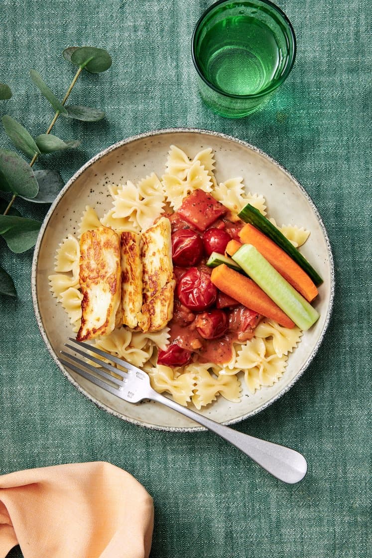 Halloumipasta med tomatsås och plockgrönsaker