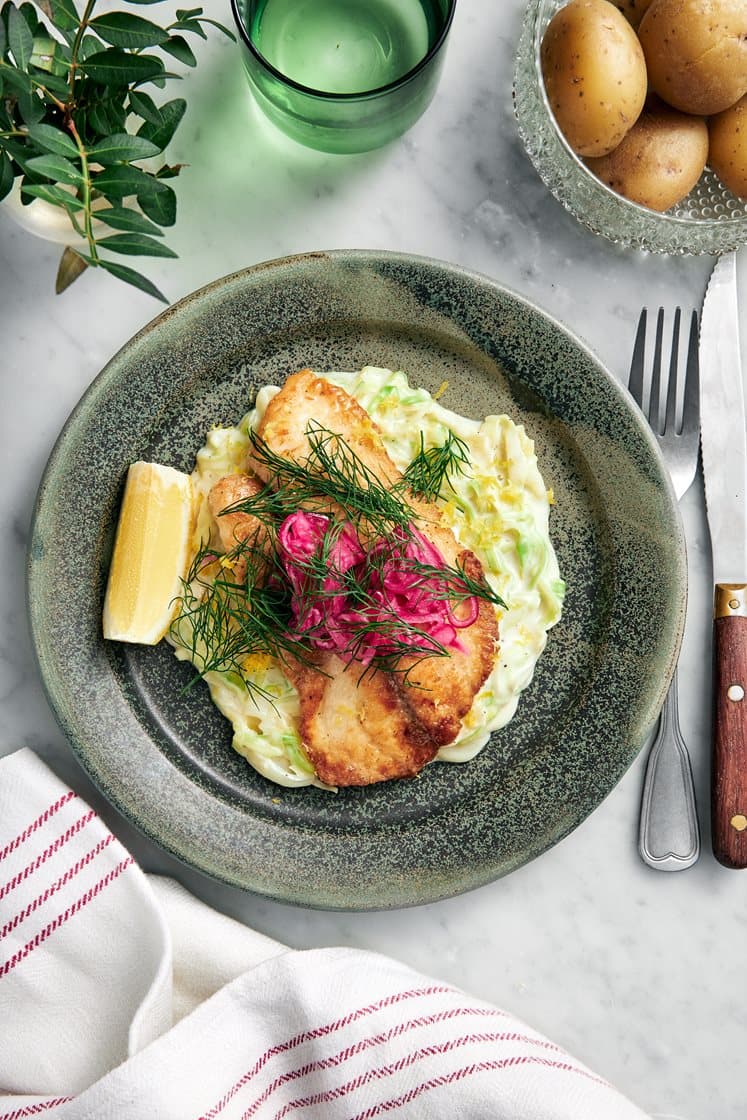 Smörstekt rödstrimma med citronstuvad spetskål, dill och inlagd rödlök