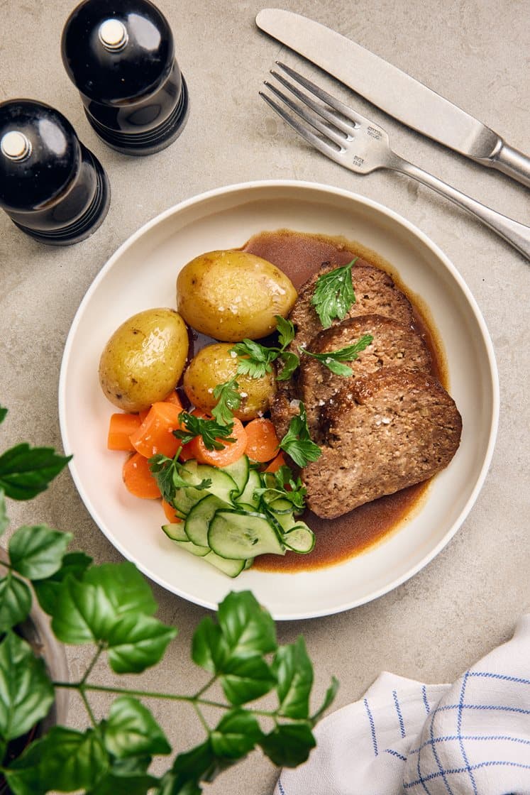 Köttfärslimpa med skysås och pressgurka