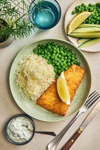 Färdigpanerad kummel med kokt potatis, kall sås och gröna ärtor