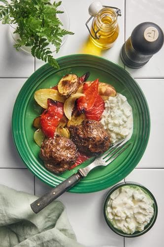 Små köttfärsbiffar med äppelraita och paprikarostad potatis
