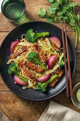 Asia pork noodles - wokad fläskkotlett med nudlar och pak choy