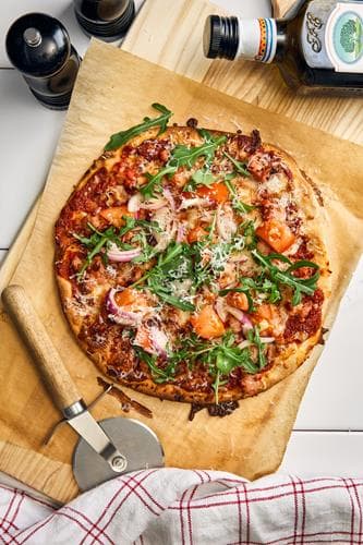 Pizza med salsiccia, parmesan och ruccola