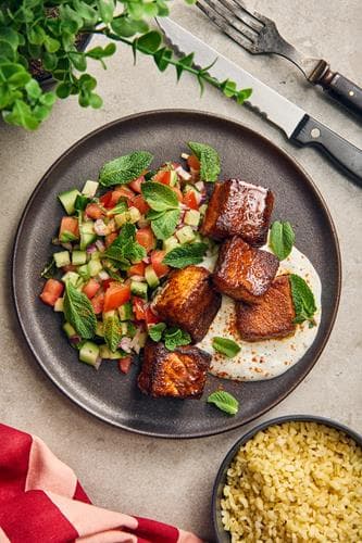 Kryddstekt lax med shirazisallad, mynta och bulgur 