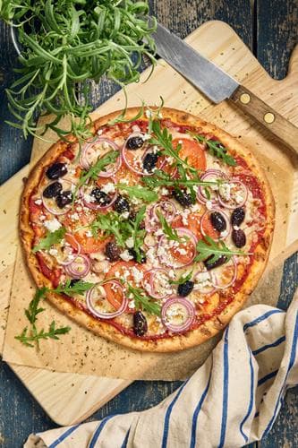 Grekisk pizza med fetaost och kalamataoliver