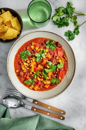 Texas vegochili med rostad sötpotatis och majs