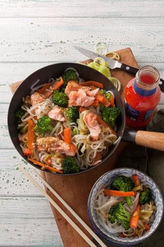 Varm nudelsallad med broccoli och teriyakibakad lax