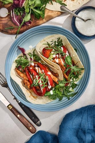 Snabb kycklingfajitas med paprika och vitlökssås