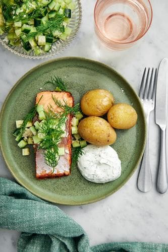 Varmrökt lax med äppelsallad, potatis och färdig dillsås