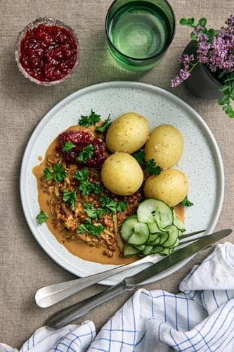 Kål- och linspanna med kokt potatis, rårörda lingon och persilja