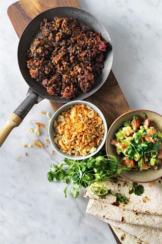 Mexikanskt bönfräs med avokadosalsa och tortillabröd