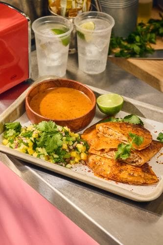 Birria taco - Chilistekta fyllda tortillabröd med pulled pork, mozzarella och mangosalsa