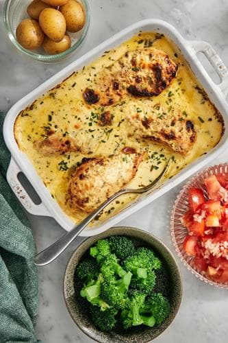 Ugnsbakad kyckling med senapssås och tomatsallad