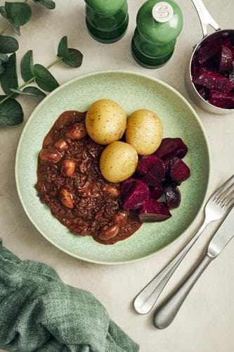 Gräddig nötfärsgryta med champinjoner och rödbetor