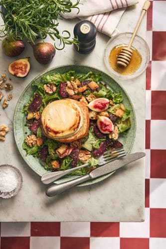 Salade de Chèvre Chaud med rödbetor och valnötter