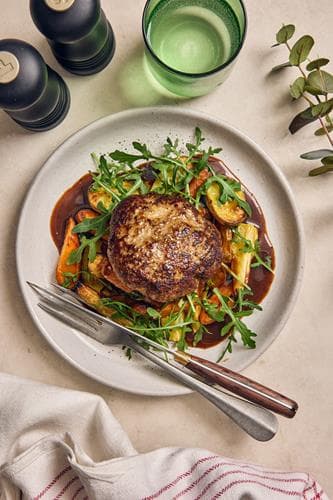 Pannbiff med sötsyrlig rostad vitlökssky, rotfrukter och ruccola