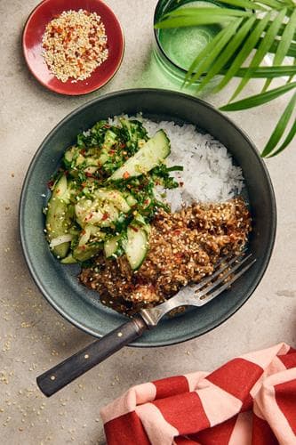 Sesam- och sojastekt fläskfärs med asiatisk pak choy- och gurksallad