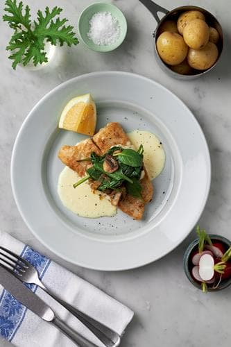 Smörstekt torsk med citronsås, champinjoner och babyspenat