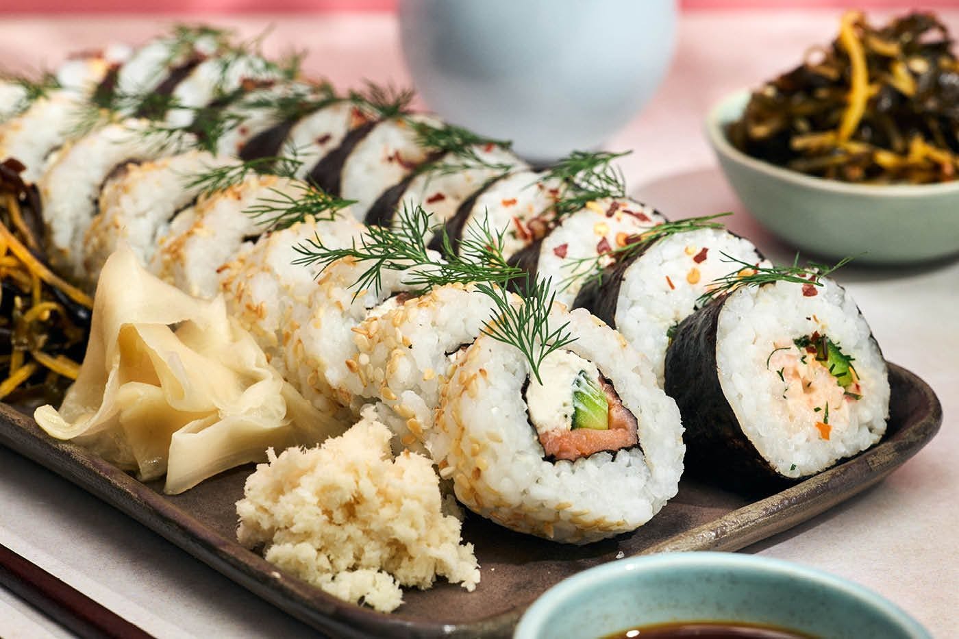 Sushi i form av två olika makirullar av Frida Ronge