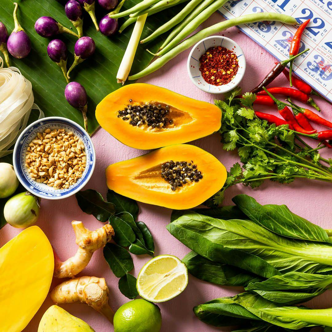 Nudlar, papaya, jordnötter, chili och andra typiska ingredienser i thailändsk mat