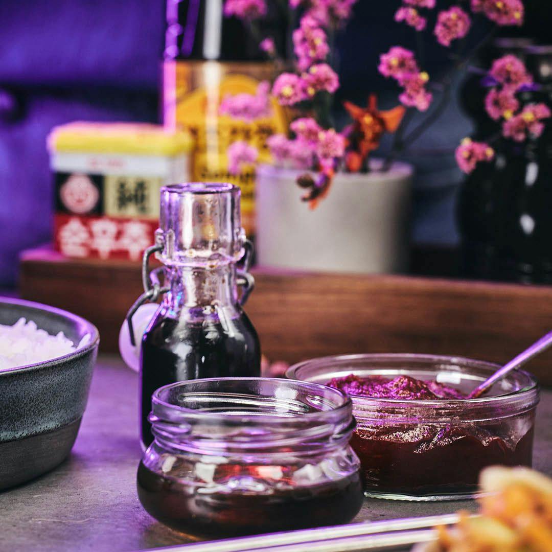 Skålar med gochujang, sesamolja och  koreansk soja