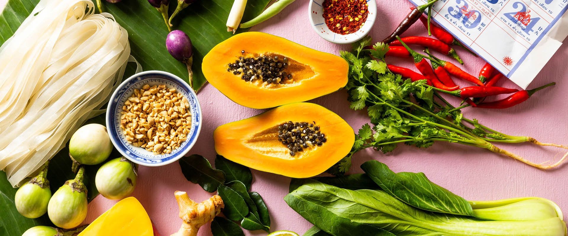 Nudlar, papaya, jordnötter, chili och andra typiska ingredienser i thailändsk mat