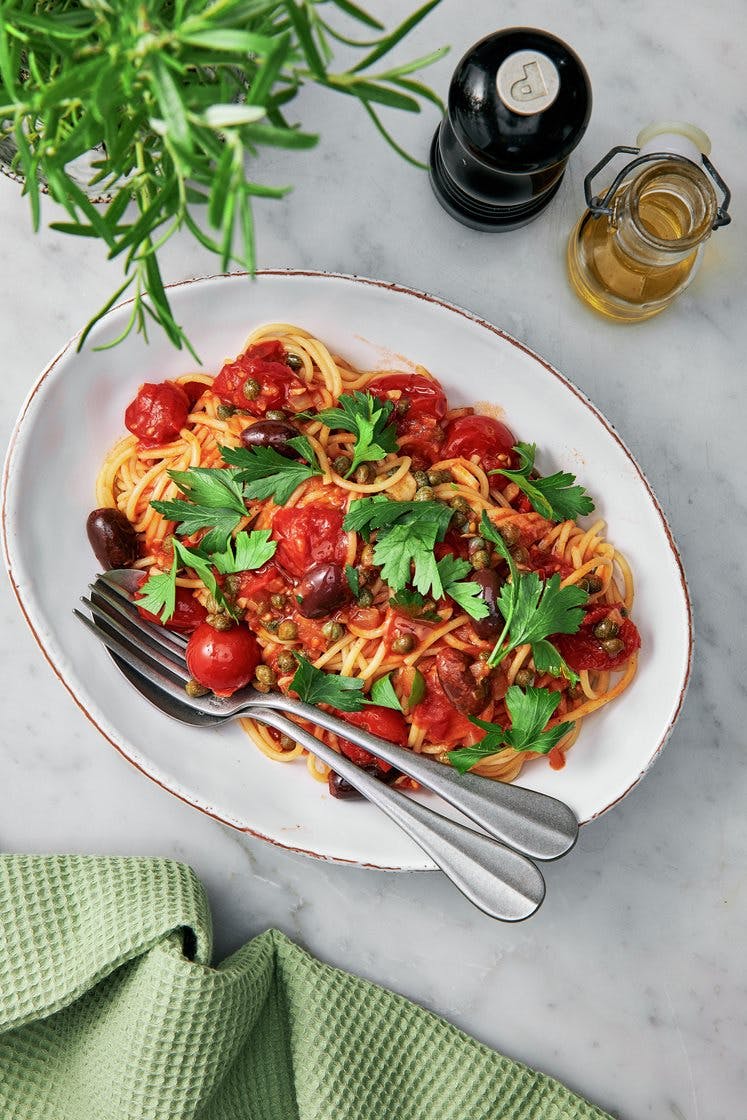 Spaghetti alla puttanesca med oliver, kapris, chili och persilja