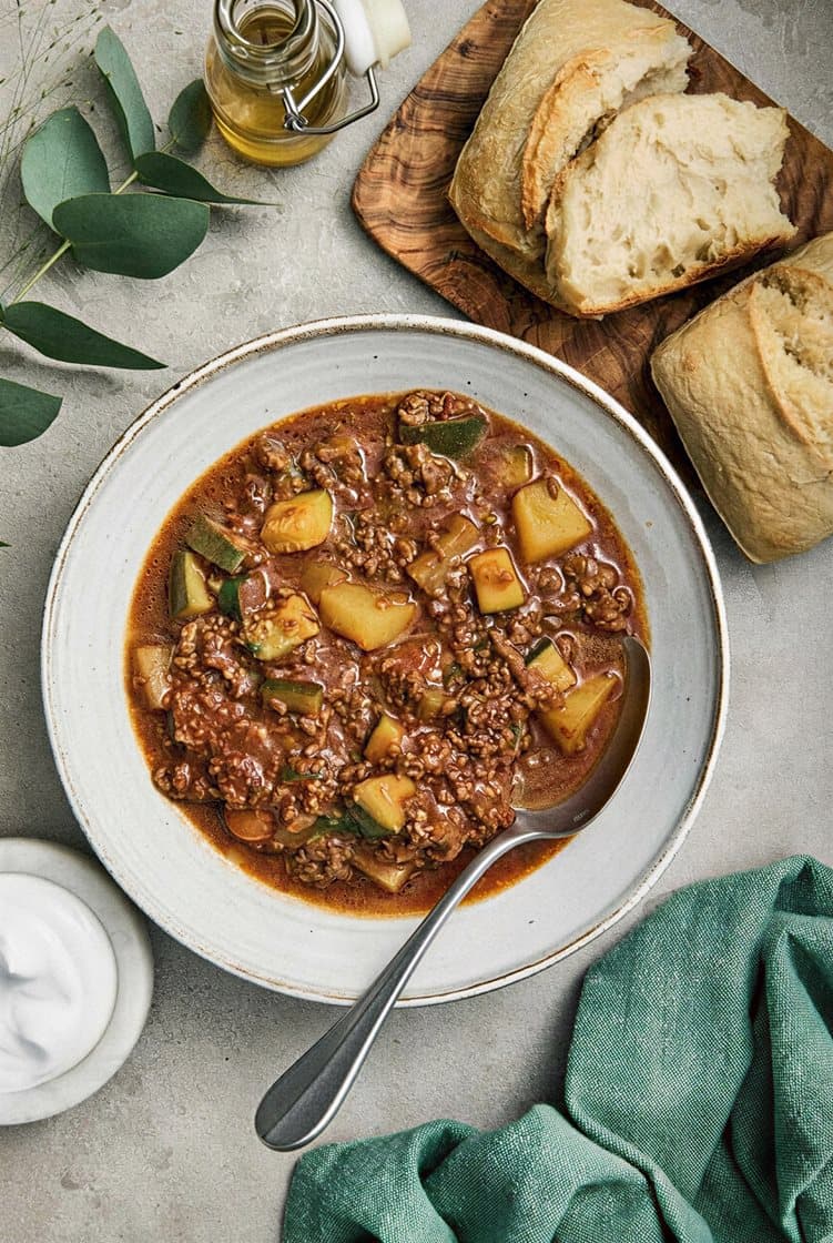 Köttfärsgulasch med zucchini, gräddfil och surdegspavé